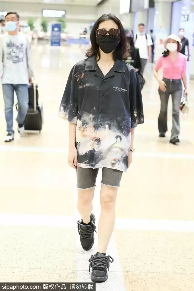 黑色半袖短裤搭配全攻略 穿出夏日清爽高级感