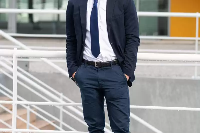 黑西服搭配鞋款全攻略 穿出自信与风格
